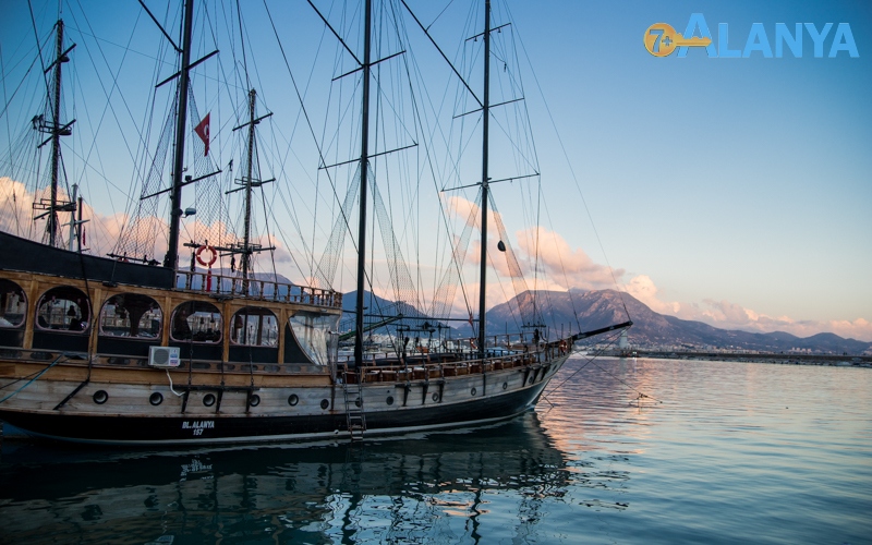 Аланья, Турция фото города. Прогулочные корабли.