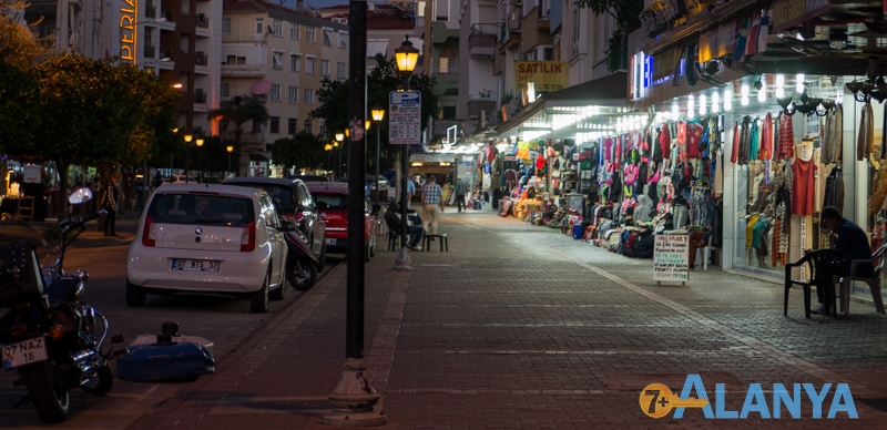 Аланья, Турция фото города. Улицы Аланьи ночью.