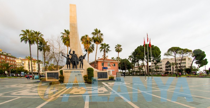Аланья Турция фото. Центральная площадь. Памятник Ататюрку.
