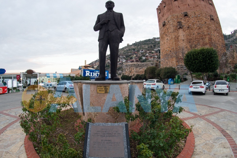Аланья Турция фото. Центральная площадь. Памятник Ататюрку у Красной башни.