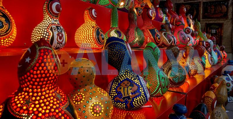 Аланья, Турция, фото. Фестиваль туризма и искусств. Светильники из тыквы.