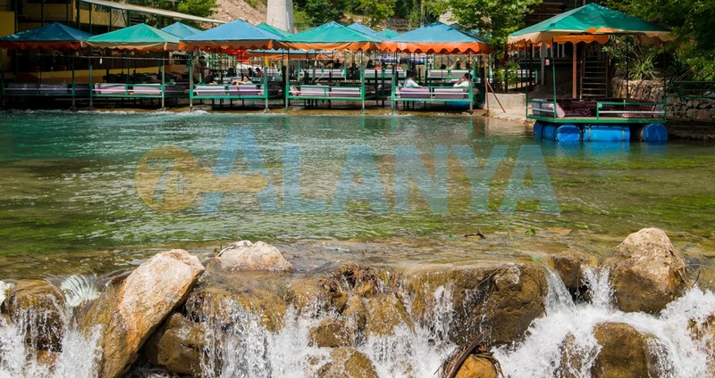 Турция, Аланья. Фото. Река Дим чай Dim Çayı. Кафе на реке.