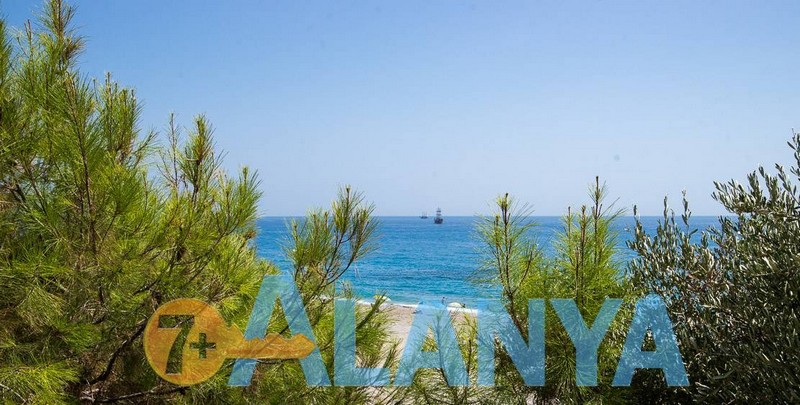 Пляж Улаш. Аланья, Турция. Фото. Вид на средиземное море.