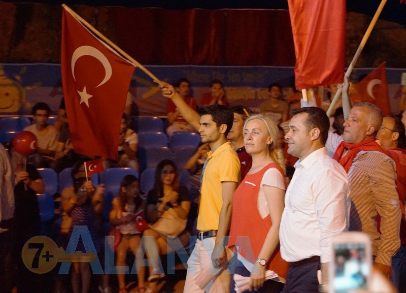 Турция, Аланья. Фото. Праздники. День молодёжи и спорта. Мэр Аланьи Adem Murat Yücel на параде.